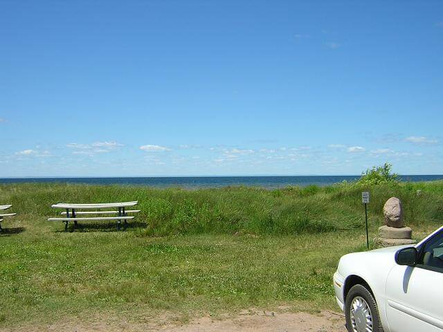 There were plenty of roadside stops along the lake.