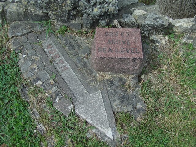 An elevation marker at the rest stop.