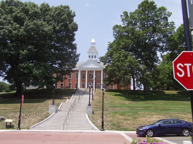 The Cape Girardeau, MO city hall building.