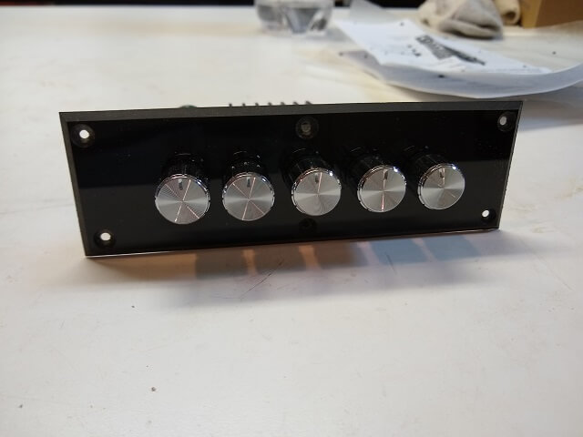 The amp mounted to the plate and the knobs installed.