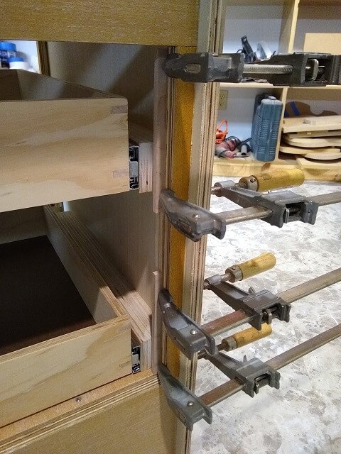 Attaching the latch side face frame.