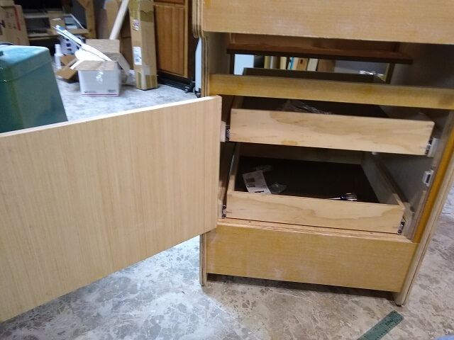 Mounting the lower cabinet door.